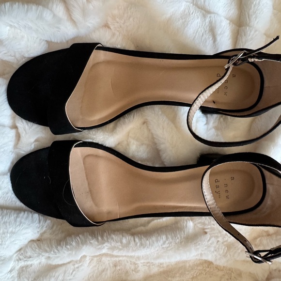 Elegant Black Women's Block Heel Sandals - Picture 5 of 5